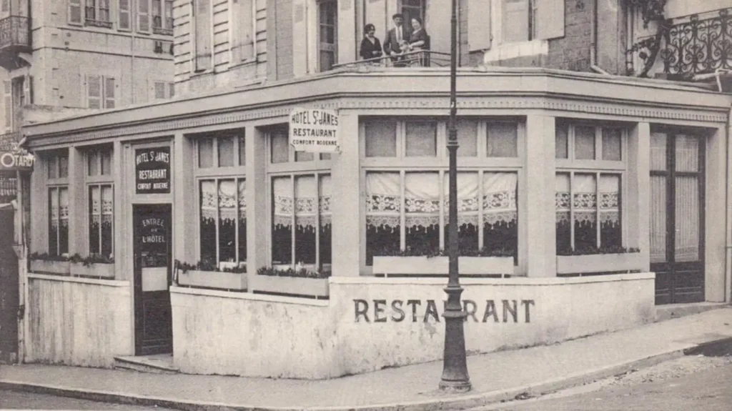 L'Hôtel Saint James est fier de vous accueillir dans un bâtiment dont l'architecture témoigne de l'élégance passée de la ville. Édifié à la fin du XIXᵉ siècle.
