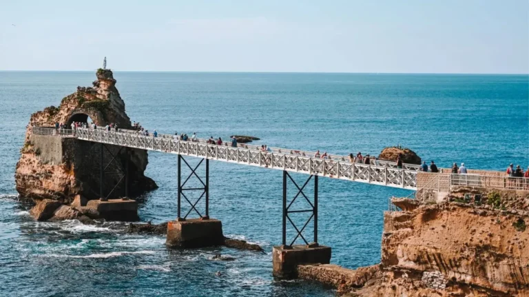 Pour les voyageurs souhaitant oublier la voiture et explorer Biarritz en marchant.
