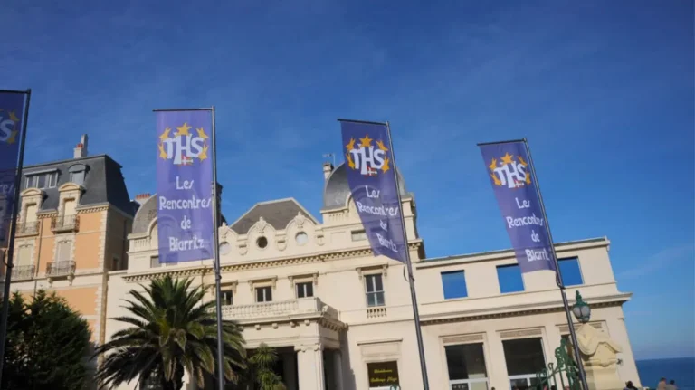 Pratique et central, à proximité immédiate du centre des congrès et des commodités.