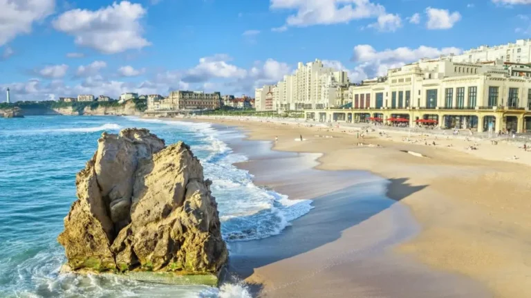 Un point de chute parfait pour profiter des plages et de l'ambiance estivale prolongée.