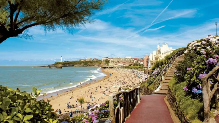 Un point de chute parfait pour profiter des plages et de l'ambiance estivale prolongée.