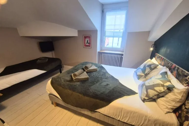 Chambre triple de l'hôtel Saint James à Biarritz